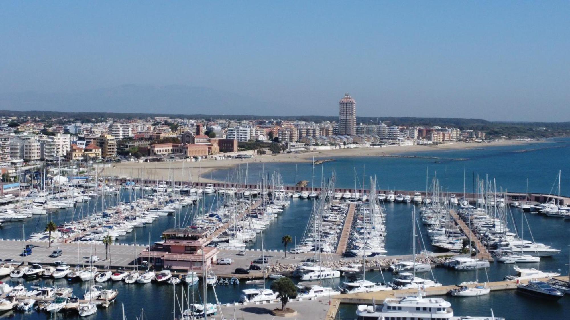 Open Space Centralissimo Nettuno Fronte Porto 외부 사진